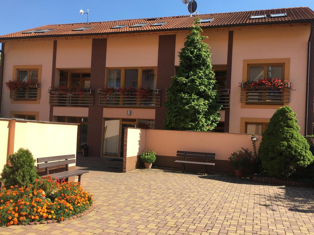Hotel City Pardubice Kültér fotó